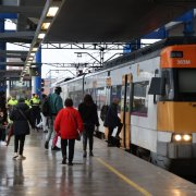 Passatgers pugen a un comboi de Rodalies a l’estació de Lleida-Pirineus. - AMADO FORROLLA