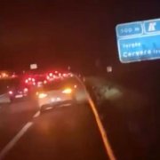 Clots a l’autovia A-2 rebenten rodes de cotxes, tanquen un carril i provoquen cues - C.SANS