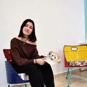 Júlia Horcas, a la seu d’Afanoc a Lleida, amb una gorra de l’edició d’aquest any del ‘Posa’t la gorra’. - AMADO FORROLLA