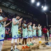 Els jugadors van iniciar els aplaudiments al final del partit però l’afició no els hi va tornar.