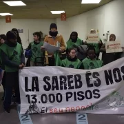 Una vintena d’activistes de la PAH van entrar ahir a Habitatge per denunciar aquesta situació. - SCD