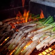 'Calçots' cocinados al fuego.