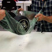 Investigadors mostrant la resistència del material.