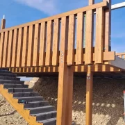 Operaris treballant per acabar el mirador a cel obert per contemplar la floració de fruiters. - A. A.