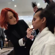 Sandra Font (maquillant una model), a l’esquerra, i Karla Jorba (desfilant), a la Fashion Week de Nova York. - CEDIDA PER SANDRA FONT