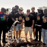 Imatge de l’expedició lleidatana de Superant Fronteres amb l’aigua que surt del pou. - SUPERANT FRONTERES