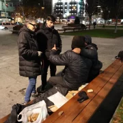 Imatge del gener passat d’educadors socials conversant amb dos persones sense llar a Lleida. - AMADO FORROLLA