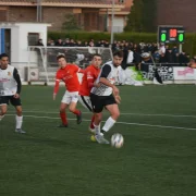 Un jugador del Borges durant el derbi contra el Balaguer. - JORDI REÑÉ