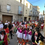 Disfresses de conte a Seròs amb desenes de participants. - AJUNTAMENT DE TORRE-SERONA