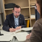 El jefe de la oposición en la Paeria y del PP, Xavi Palau, registrando las alegaciones en la Oficina de Atención Ciudadana de La Bordeta.