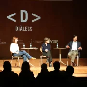 La periodista de SEGRE Laia Berenguer i els ponents Mireia Grau i Pol Cuadros, ahir a l’Espai Orfeó. - AMADO FORROLLA