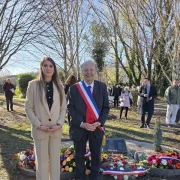 Léa Barril, amb l’alcalde de La Tronche durant la cerimònia. - PALOMA DELGADO ROZIER