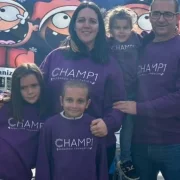 Una lluita en família. La Carla va estar amb els seus pares i les dos germanes en l’únic centre de referència per a malalties rares, a Burgos. “És una nena molt feliç, però s’adona de les seues limitacions. Falta molta feina de sensibilització”, defensen. - @TEAMCARLASN