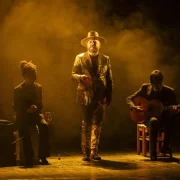 Niño de Elche, ahir a l’Escorxador al capdavant d’un trio de guitarra i percussió, va posar el colofó a l’inici del Poesia Lleida. - JORDI ECHEVARRIA