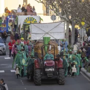 Les carrosses i les comparses van prendre ahir els carrers del centre per celebrar l’arribada del reg a la localitat. - JORDI ECHEVARRIA
