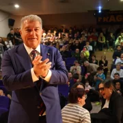 Joan Laporta aplaudeix davant d’una sala a vessar de gent al Centre Cultural de Mollerussa. - JOAN GÓMEZ