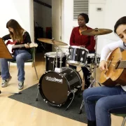 Participants en un dels assajos del projecte ‘Combo mares’. - ORIOL BOSCH/ACN