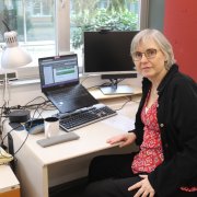 La investigadora del Grup de Recerca en Educació i Treball (GRET) del Departament de Sociologia de la UAB, Helena Troiano, al seu despatx.