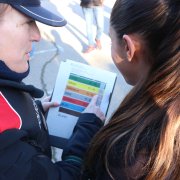 Una aspirant al cos dels Mossos d'Esquadra i una agent consultant l'aula on ha de fer les proves.