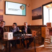 L’alcalde, Pep Camps, amb el vicepresident Agustí Jiménez i el tècnic Víctor Peguera. - C.SANS