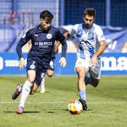 Pascual intenta avançar perseguit per un rival. - INGRID SEGURA