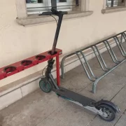Aparcament per a patinets davant de la biblioteca. - AJUNTAMENT DE TÀRREGA