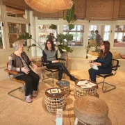 Lola Yepes i Anabel Sorolla, protagonistes del primer videopòdcast, presentat per Mariví Chacón. - IRBLLEIDA