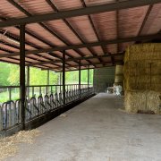 Un magatzem de farratges mig buit al Ripollès