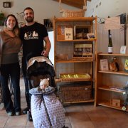 Mar Recarens, Jordi Verdaguer i la petita Alina, al local que regenten a Sorribes