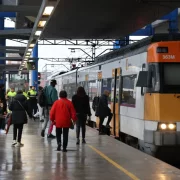 Passatgers pujant a un tren de Rodalies a l’estació de Lleida Pirineus. - AMADO FORROLLA
