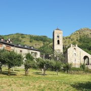 Una vista del pueblo de Durro, con la iglesia de la Natividad.