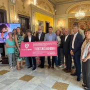 Entrega del xec a l’IRBLleida en un acte a la Paeria amb Manel Simon, Eva López i Fèlix Larrosa. - C.M.T.