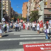 Una quarantena de facultatius es van concentrar davant la seu territorial de Salut a Rovira Roure. - SCD
