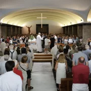 Més de 1.000 persones van omplir ahir la parròquia de Santa Teresina, que va quedar petita per al funeral de Joan Viñas. - COMUNICACIÓ UDL