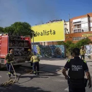 L’incendi es va originar en un solar de Corregidor Escofet. - PAU PASCUAL PRAT
