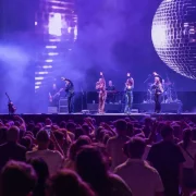 El grup Abba The New Experience, ahir a la festa prèvia del Magnífic, amb unes 1.800 persones. - PAU PASCUAL PRAT