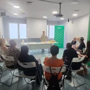 La nutricionista Antonieta Barahona va conduir el taller ahir davant d’una desena de participants. - AECC LLEIDA