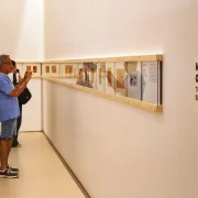 Alguns amics i companys de joventut de Miguel Gallardo no es van perdre l’estrena d’aquesta exposició a l’Anella del Morera. - JORDI ECHEVARRIA