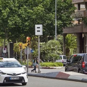 Un dels radars fixos instal·lats en un cèntric carrer de Lleida ciutat.