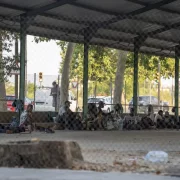Un grup de persones s’ha instal·lat en un dels coberts de la Fira, al costat dels pavellons. - ACN