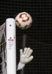 El Cornellà da al palo. Imagen del partido del Lleida en Cornellà de esta temporada