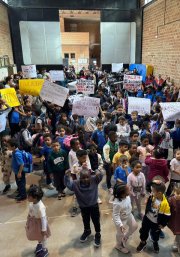 Els alumnes de l'escola Príncep de Viana de Lleida concentrats aquest matí al centre.