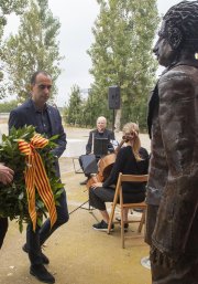 Els representants polítics han entregat una ofrena a l'estatua de Lluís Companys.