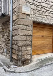 Orines en una cantonada d’un carrer del centre d’Arbeca. - A.A.