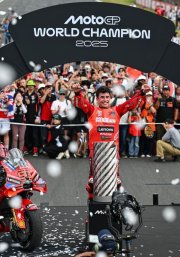 Marc Márquez, festejant diumenge la setena corona de MotoGP al podi del Gran Premi del Japó. - LAIA PEDRÓS