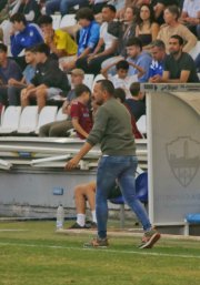 Jordi Cortés da indicaciones desde el banquillo.