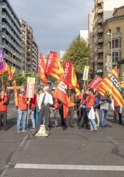 Els treballadors es van concentrar durant una hora davant l’estació d’autobusos de Lleida. - ÀLEX SAMPER