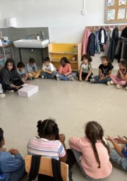 Alumnes de cicle inicial de Primària de l’escola Minerva en un ‘cercle de paraules’. - ESCOLA MINERVA