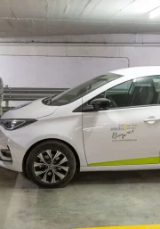 El cotxe elèctric compartit, al pàrquing del carrer la Palma. - JORDI ECHEVARRIA