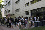 Alumnes esperant per examinar-se ahir al matí a les portes de les facultats del campus de Cappont de la Universitat de Lleida.